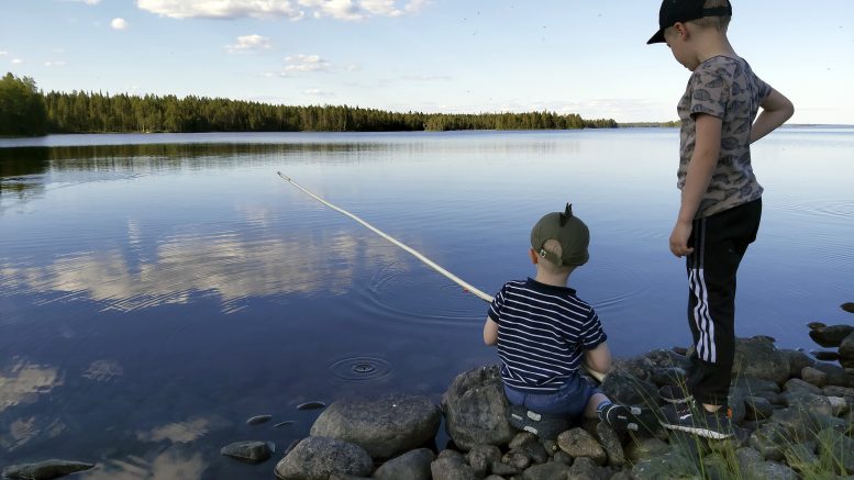 Kesä ei ole kesä, jos ei käy ongella. Isoveli on hyvä onkikaveri. Kuva: Heli Nikula, Ylikiiminki