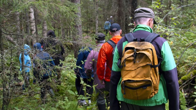 Luonnonhoitoon keskittyvälle aamulenkille osallistui tiistaina parikymmentä metsänomistajaa.