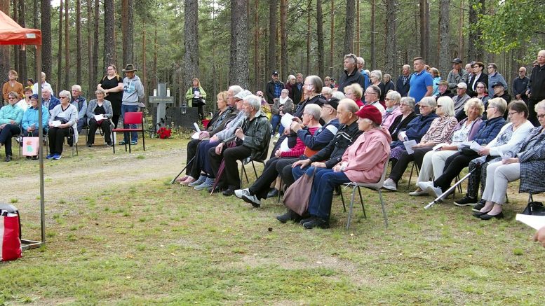 Hautausmaan satavuotisjuhla kiinnosti laajasti niin nykyisiä kuin entisiä kyläläisiä, ja Heikki Lahdenperän esitelmää hautausmaan historiasta sekä iäkkäämpien paikallisten muistoista kuunneltiin tarkalla korvalla.