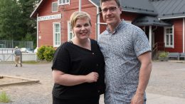 Keskustan puheenjohtaja Annika Saarikko saapui vierailulle Pekka Aittakummun ja Keskustan Jääli-Kiiminki paikallisyhdistyksen isännöimään Keskustalaiseen kesäiltaan Huttukylään.