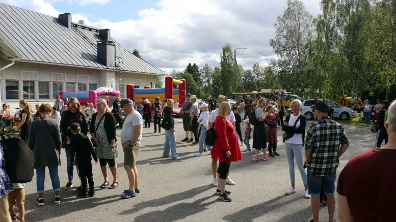 Kellon kesäpäivät saivat ihmiset liikkeelle ja Potnapekka sai ajaa täysiä lasteja Kiviniemeen ja takaisin.