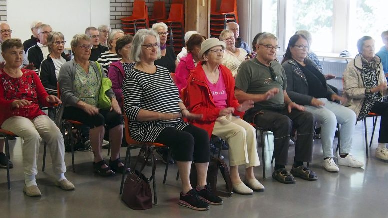 Taputukset ja läpyttelyt onnistuivat yleisöltä hienosti. Lopuksi piti kädet kuitenkin saada toimimaan eri tahtiin, mikä olikin jo hieman haastavampaa.