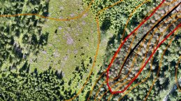 Metsäkeskus valvoo dronetarkastuksilla, ulottuvatko satelliittikuvista havaitut hakkuut metsälakikohteen puolelle. Dronekuvassa näkyy jyrkänne ja sen länsipuolella tehty hakkuu. Jyrkänteen ja sen alusmetsän muodostama metsälain erityisen tärkeä elinympäristö on rajattu punaisella. Kuvan perusteella hakkuu on jäänyt metsälain erityisen tärkeän elinympäristön rajauksen ulkopuolelle, eikä metsälakia ole rikottu. Kuva: Metsäkeskus