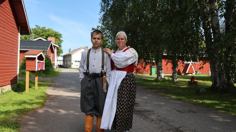 Kunto ja Maria Perätalo kävivät kiertämässä Wanhaa Haminaa perinteisessä vaatetuksessa. Iin kotiseutumuseolla historiasta kiinnostunut äiti-poika -pari on käynyt aiemminkin, mutta uudet esineet on kiva käydä välillä katsastamassa.