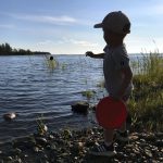 Vantaalta asti piti tulla kiviä heittelemään Ukkolanrantaan., Oula 3 v. Samalla ihmeteltiin Pölkkypäiden polkua. Kuva: Riikka Alasiurua