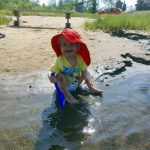 Ensimmäistä kertaa hiekkarannalla. Kuvassa Oskari Pakonen, 1,5 vuotta. Kuva: Tiina Pakonen