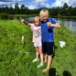 Iloiset kalastajat Anna ja Samuel Simojoella. Kuva: Terttu Peltoniemi, Kiviniemi