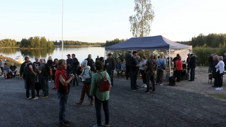 Koljussa nautittiin merellisissä maisemissa auringonpaisteesta ja live-musiikista.