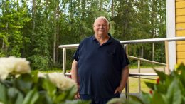 Kuivaniemen nuorisoseuran pitkäaikainen puheenjohtaja Raimo Ikonen täyttää 60 vuotta. Kuvassa hän poseeraa seurantalon kuistilla.