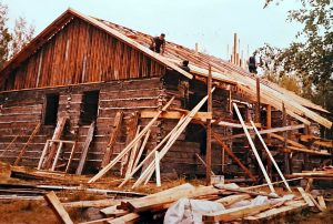 Ansanaho kuvaili Röytän majan rakennusta 70–80-lukujen taitteessa olleen varsinainen operaatio, joka oli halpa, mutta työläs.