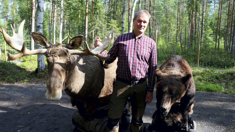 Monelle koiran toimimisen näkeminen omin silmin on liikuttava hetki. Haukuntaharjoituksien onnistumiset saavat myös Seppo Tuunasen hyvälle mielelle.