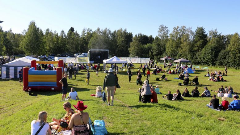 Torpanmäki täyttyi rinnettä myöten lauantain livemusiikki-tapahtumassa.