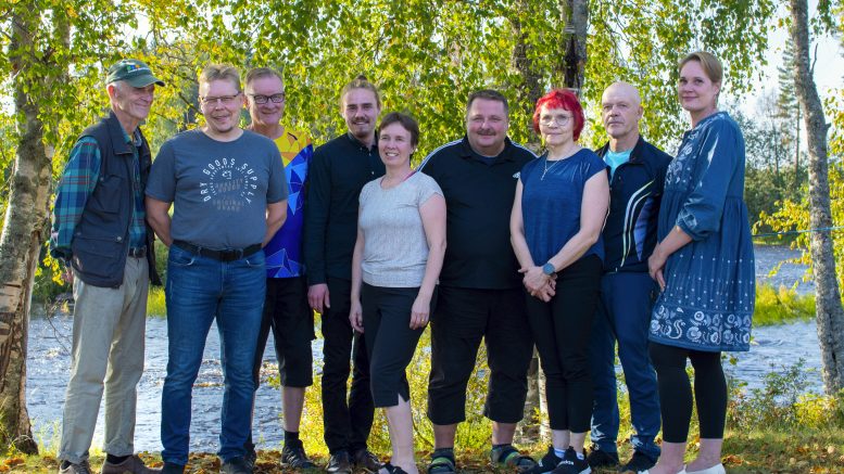 Nuijamiesten lavalla tansseja on järjestänyt ja järjestää tulevaisuudessakin aktiivinen joukko ihmisiä. Kuvassa vasemmalta oikealle lueteltuna Lasse Haapamäki, Jukka Sipola, Veikko Jokikokko, Tuomas Marttila-Tornio, Piia Parkkinen, Teppo Pelkonen, Outi Kokkoniemi, Asko Perätalo sekä Henna Parkkinen.