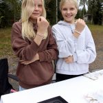 Aura Jämsä (vas.) ja Hilma Ruotsalainen olivat nuorimmat markkinamyyjät. He tekevät helmistä käsirenkaita myös tilauksesta.