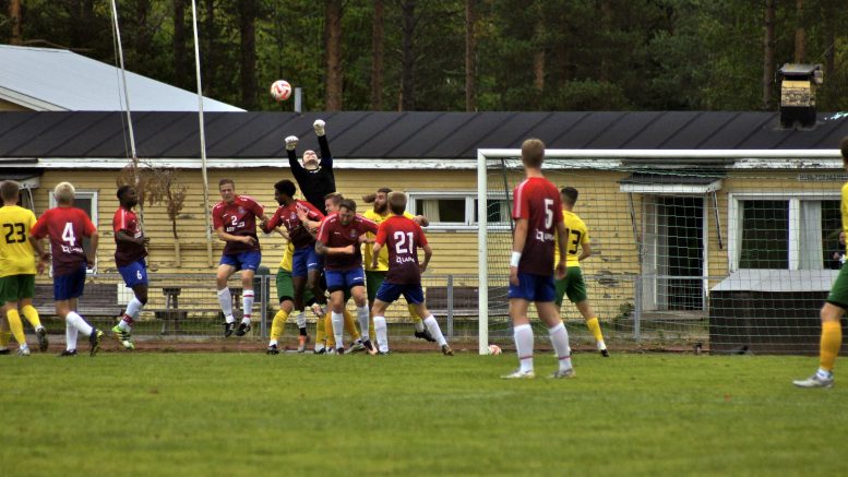 HauPan maalivahti Akseli Syrjälä nyrkkeilee pallon väljemmille vesille ja varmistaa vahvalla peliesityksellä kauden viimeisen kotiottelun voiton. Kuva: Tommi Karvonen