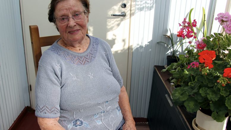Pelargoniat kukkivat kauniisti Anni Hurun kodin verannalla Haukiputaan Asemakylässä. Arjen askareet pitävät päiväsankarin liikkeellä ja perheen ja tuttujen tapaaminen tuo iloa elämään ja arkeen.