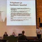 Iso Pihlajasuon tuulivoimahanketta koskeva yleisötilaisuus järjestettiin Kierikkikeskuksen auditoriossa. Kuvassa puheenvuoroa pitää Jaakko Leppinen, pöydän takana istuvat Leila Väyrynen ja Erika Brusila.