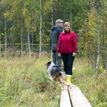 Matti Kurttila ja Tiina Ikäheimo perustivat Iihin Koirametsä Hiisin. Kuvassa näkyvät myös alueen testaajina kunnostautuneet Tiina Ikäheimon shetlanninlammaskoirat Pablo ja Diego.