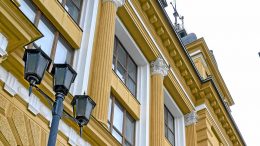 Jos kaikki sujuu suunnitellusti, kaupungintalon peruskorjaus valmistuu ensi elokuussa. Remontti on viivästynyt reilulla puolella vuodella. Arkistokuva: Teea Tunturi.