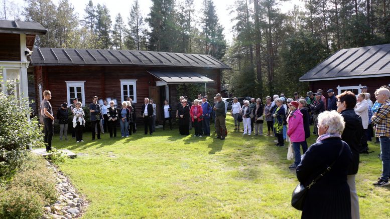 Kellontörmän pihapiiri Jokikylässä kiinnosti monia ja paikalla olikin noin 70 kävijää.