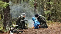 Retkeily, kalastus ja lasten kanssa luonnossa liikkuminen ovat aiheina kurssilla, jonka toteuttavat Martinniemen ja Halosenlahden kyläyhdistykset ja Koljun Veneily-yhdistys. Kuva: Tauno Ukkola