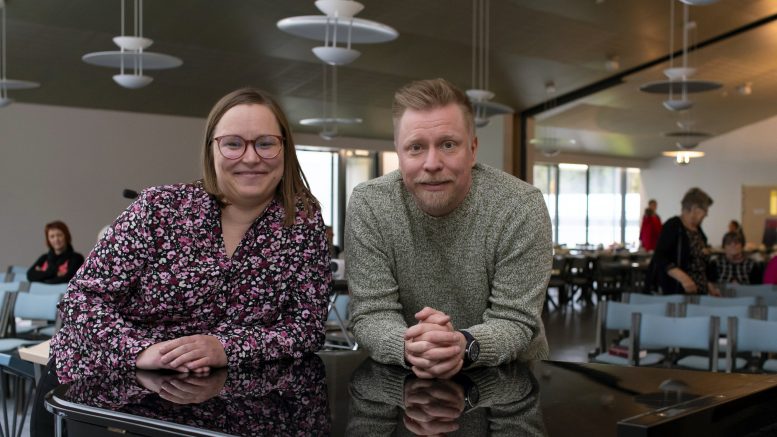 Ikäihmisten kulttuurikoordinaattori Heidi Jäärni ja ikäihmisten taideklubeja vetävä Kimmo Hirvenmäki vierailivat Kiimingin seurakuntakeskuksenna vanhustenviikon juhlassa.