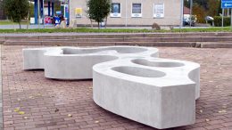 Iin kunnan viimeisin julkisen taiteen hankinta, Arja Kärkkäisen suunnittelema Primavera-veistos, asennettiin Iin torille tässä kuussa.