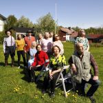 Ikäihmisten taideklubitoiminta on ollut onnistunutta, ja siitä on saatu hyvää palautetta. Kuvassa Haukiputaan taideklubin osallistujia kesällä kuvattuna. Kuva: Kimmo Hirvenmäki