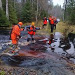 Haaraojan ylitykseen tarkoitettu silta oli jäänyt tulvan alle, mutta yli silti mentiin. (Kuva: Erika Eskola )