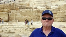 Samassa paikassa noin 50 vuotta myöhemmin. Haave toteutui ja rauhanturvaajana Suezilla ollut Tapio Kauppi pääsi näkemään Egyptissa Kheopsin pyramidin ja sen edustalla olevan sfinskin vielä uudelleen. (Kuvat: Kaupin kotialbumi)