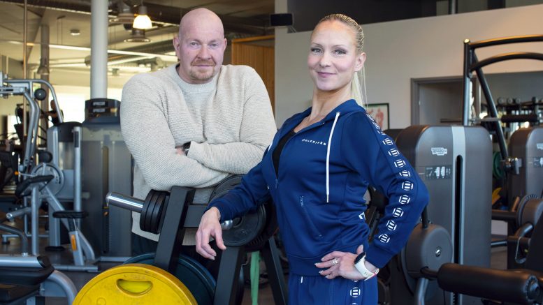 Piia Vimpari työskentelee personal trainerina ja valmentaa muun muassa kotisalillaan Kellon Corella. Kuvassa Vimparin kanssa kisavalmentaja Marko Halonen.