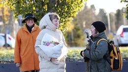 Taiteilija Arja Kärkkäinen sai kukkia. Kuvassa kunnajohtaja Marjukka Manninen, Kärkkäinen sekä Kulttuurikauppilan vastaava tuottaja Jetta Huttunen. Kuva: Mari Koukkula