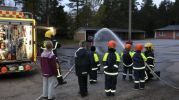 Kaikki pääsivät kokeilemaan ammattilaisten kanssa, miltä sammutusletkun kanssa työskentely tuntuu.