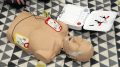 Defibrillaattori eli sydäniskuri neuvoo käyttäjää ääneen, ja elektrodien sijoittamiseen on myös kuvallinen ohje. Iin vanhus- ja vammaisneuvoston Osallistavaan budjetointiin tekemän esityksen pohjalta Iin kuntaan on saatu hankittua kannettava sydäniskuri. Iskuri on yhdistysten sekä yritysten lainattavissa veloituksetta Iin kunnan alueella järjestettäviin tapahtumiin.