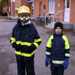 Kultavisiiriseen kypärään sonnustautuneen Eliel ja Janne eivät vielä osanneet sanoa, tuleeko heistä isoina palomiehiä, mutta harrastuksesta he pitävät.