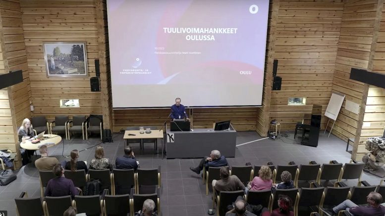 Yli-Iihin sijoittuvat useat tuulivoimahankkeet kuten Kotaselkä, Pahkakoski, Iso Pihlajasuo ja Iso Rytisuo yhteisvaikutuksineen huolettaa Yli-Iissä. Oulun aupungin yleiskaavasuunnittelija Matti Konttinen ja hankkeen toimijat joutuivat Kierikkikeskuksessa järjestetyssä tilaisuudessa vastailemaan lukuisiin kysymyksiin. (Kuva on kuvankaappaus tilaisuuden Youtube-lähetyksestä.)