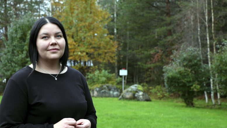 Yli-iiläinen lähihoitaja ja kosmetologi Linnea Kynkäänniemellä halu auttaa ihmisiä on aina ollut olemassa. Hän haluaa kotipalvelullaan lisätä ihmisten hyvinvointia heidän arjessaan. (Kuva: Teea Tunturi)