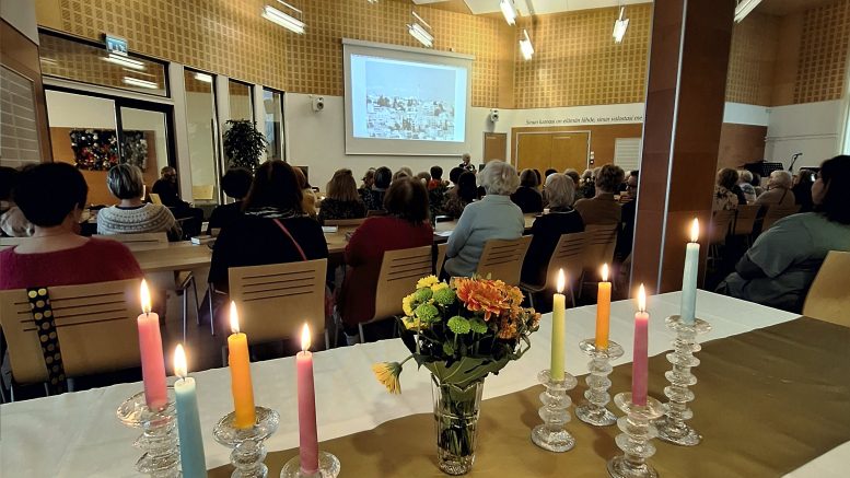 Naiset voimaantuivat lokakuisessa OlenNainen-tapahtumassa Jäälin kappelilla. (Kuva: Anne Schönberg)