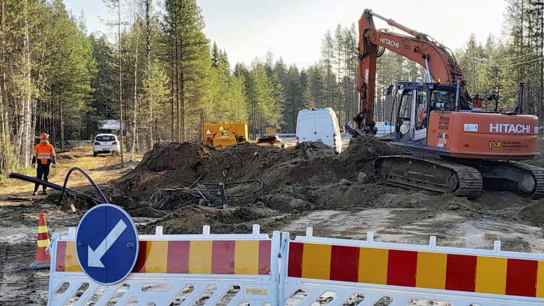 Simppalan pumppaamolta Väli-Olhavasta Yli-Olhavan suuntaan kulkevaa runkolinjaa uusitaan ja siirretään eri paikkaan, mikä aiheuttaa myllerrystä muun muassa teiden varsilla. Kuvassa vesiputkea sijoitetaan kulkemaan Kiuttulantien alta.