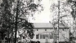 Sahan koulu valmistui vuonna 1873 eli 150 vuotta sitten Bergbomin kauppahuoneen rakentamana. Koulurakennuksen ulkomitat olivat 18,3 m x 10,6 m. Alakerrassa oli luokkahuone, opettajattaren asunto, eteinen ja lasiakkunainen veranta. Yläkerrassa oli yksi tulisijalla varustettu huone opettajattaren käytössä. Koulurakennus purettiin 1970-luvun loppupuolella. (Kuva Pohjois-Pohjanmaan museon kokoelmista)