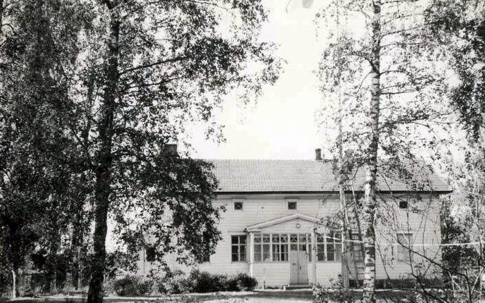 Sahan koulu valmistui vuonna 1873 eli 150 vuotta sitten Bergbomin kauppahuoneen rakentamana. Koulurakennuksen ulkomitat olivat 18,3 m x 10,6 m. Alakerrassa oli luokkahuone, opettajattaren asunto, eteinen ja lasiakkunainen veranta. Yläkerrassa oli yksi tulisijalla varustettu huone opettajattaren käytössä. Koulurakennus purettiin 1970-luvun loppupuolella. (Kuva Pohjois-Pohjanmaan museon kokoelmista)