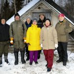 Ulkoilu- ja pilkkitapahtuman järjestelyporukkaa kodan edustalla, vasemmalta Tauno Ukkola, Aarne Vuononvirta, Tapio Kaarre, Esko Olkoniemi, Pauli Takalo, Mirja Kaarre (keskellä) ja Leila Ukkola.