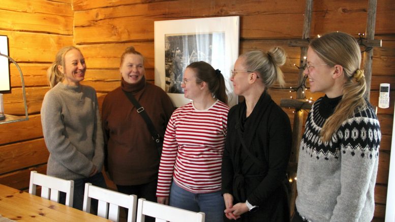 Hämeenkyrön ja Iin kEKO-yhdysopettajat jakavat paljon samoja ajatuksia kestävästä kehityksestä. Kuvassa vas. oikealle Sanja Boström, Pirkko Keskitalo, Laura Virtanen, Lea Hietanen ja Anni Alatalo.