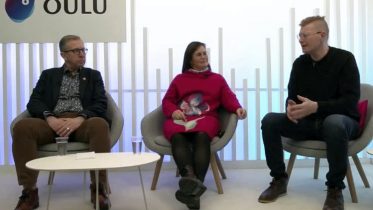Seppo Määtän (vas) ja Mirja Vehkaperän virtuaaliporinat juonsi Mikko Salmi. Kuva: Oulun kaupunki