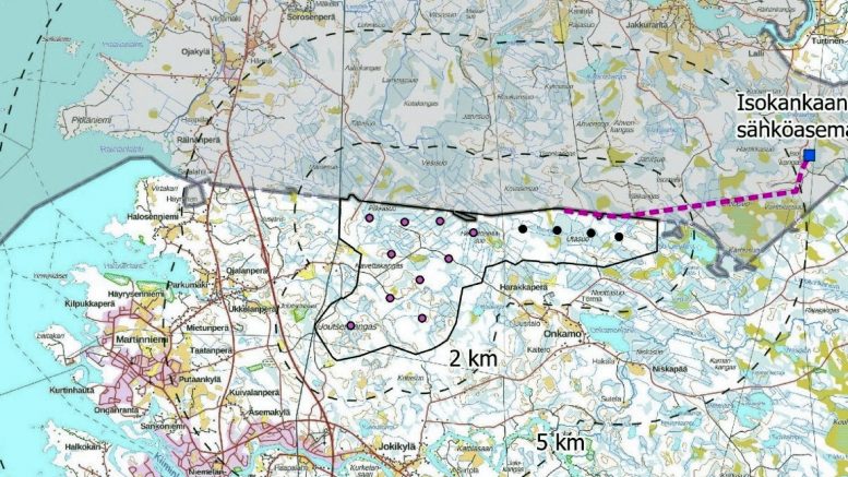 Tuulivoimahanke sijoittuu Navettakankaan alueelle ja rajautuu pohjoisessa Iin kuntaan. Hankealueen pinta-ala on noin 1 940 hehtaaria. Kartassa näkyy alustava voimaloiden sijoitussuunnitelma sekä alustava sähkönsiirtoreitti Isokankaan sähköasemalle. (Kuva: Sitowise)