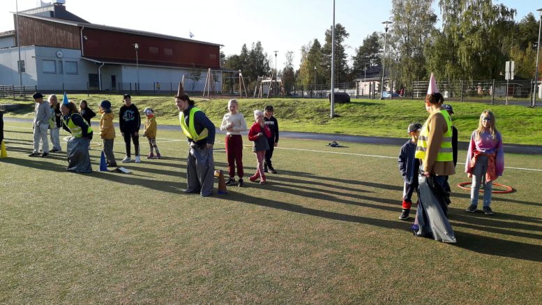 Kiviniemen kentän avajaisia juhlittiin iloisilla mielin.