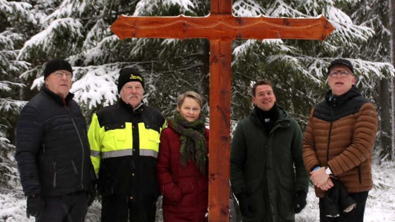 Talkoolaisia vanhalla hautausmaalla, vasemmalta Pekka Kropsu, Pertti Pikkuhookana, Terttu Isohookana ja Matti Raatikainen (oik.). Talkooporukan hankkimaan ristiin tutustumassa myös kirkkoherra Jaakko Tuisku (2. oikealta).