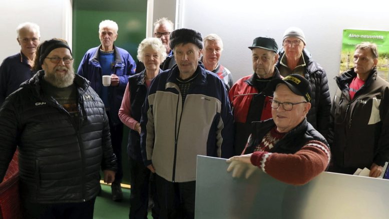 Ylikiiminkiläiset olivat tyrmistyneitä siitä kohtelusta, jonka he hanketyöryhmältä osakseen saivat. Pelko asukastuvan ja kuntosalin kohtalosta huolettaa asukkaita, ja tämän vuoksi he haluavat tulla kuulluksi. (Kuva: Teea Tunturi)