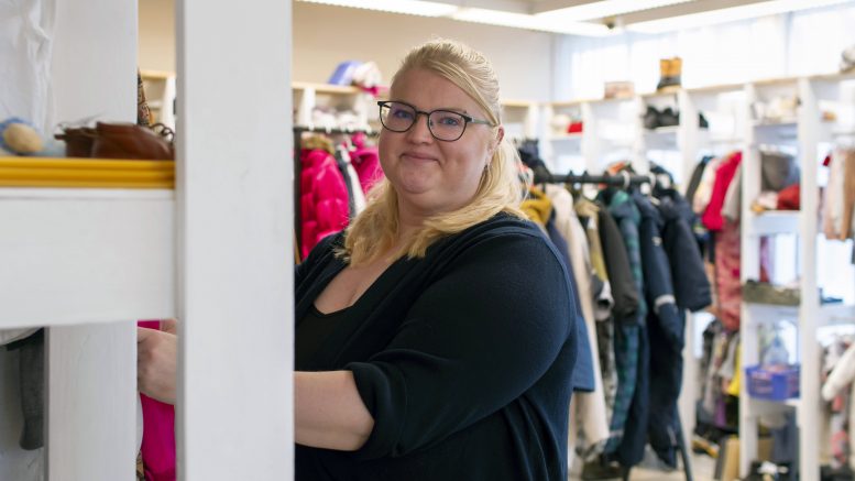 Yrittäjä Eveliina Pakanen haluaa, että Second hand shop Evenna on enemmän kuin kirpputori.