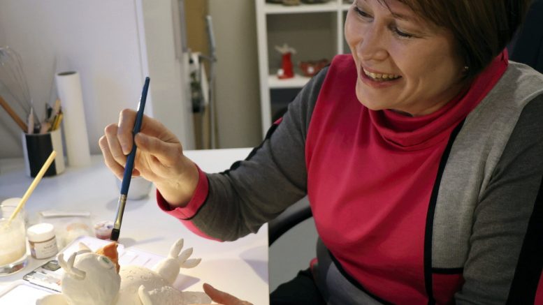 Tirinkyläläinen Marja Heinonen nauttii keramiikan tekemisestä. (Kuva: Teea Tunturi)